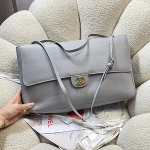 Chanel Maxi Flapbag Grained calfskin & gold-tone metal AS6233 Light Gray - Gold - View 2