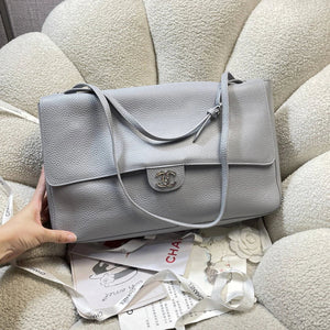 Chanel Maxi Flapbag Grained calfskin & gold-tone metal AS6233 Light Gray - Gold - View 11