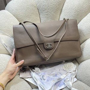 Chanel Maxi Flapbag Grained calfskin & gold-tone metal AS6233 Light Brown - Gold - View 11