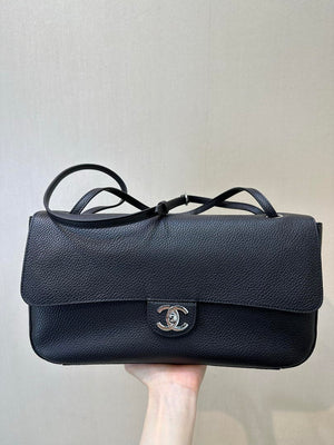 Chanel Maxi Flapbag Grained calfskin & gold-tone metal AS6231 Black - Gold - View 3