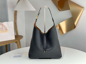 Chlo¨¦ CHC24SS630I31001 Marcie Hobo Bag in grained leather Black - Default Title - View 1