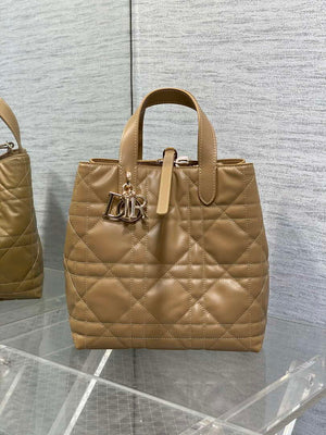 Dior M2836 Medium Dior Toujours Vertical Tote Bag Sand Macrocannage Calfskin - Default Title - View 1