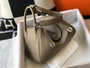 Hermes H073428 Lindy Bag 26 30 H231944 - 26 cm: 26 x 18 x 14 cm / Gold - View 3
