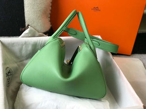 Hermes H073428 Lindy Bag 26 30 H231947 - 26 cm: 26 x 18 x 14 cm / Gold - View 2