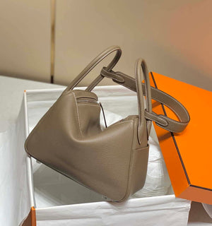 Hermes H073428 Lindy Bag 26 30 H231958 - 26 cm: 26 x 18 x 14 cm / Gold - View 4