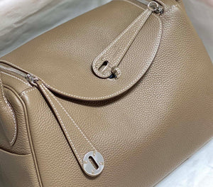 Hermes H073428 Lindy Bag 26 30 H231958 - 26 cm: 26 x 18 x 14 cm / Gold - View 16