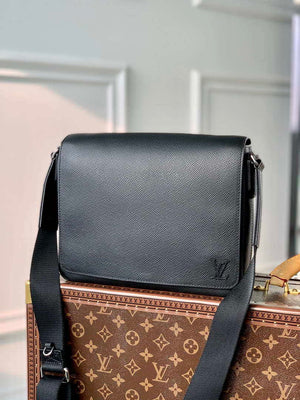 Louis Vuitton M30850 District PM Taiga infini Black - Default Title - View 1