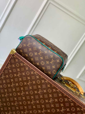 LV M12641 Louis Vuitton Locker Dopp Kit Taurillon Monogram Green - Default Title - View 1