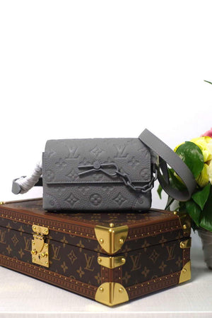 LV M81746 Louis Vuitton Steamer Wearable Wallet Gray leather - Default Title - View 1