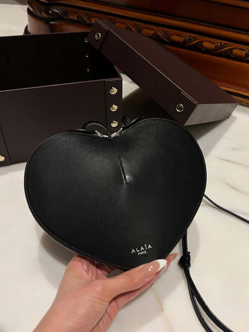Alaia AA1P003C0Y75 LE Coeur Bag In Calfskin Black