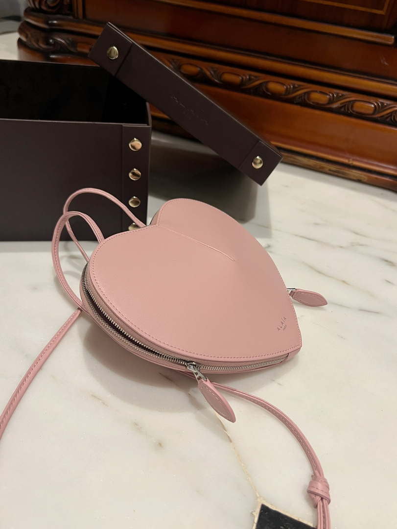 Alaia AA1P003C0Y75 LE Coeur Bag In Calfskin Pink