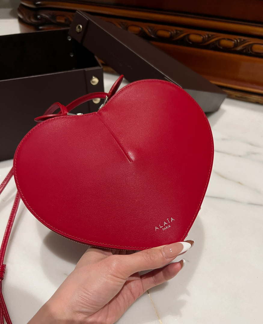 Alaia AA1P003C0Y75 LE Coeur Bag In Calfskin Red