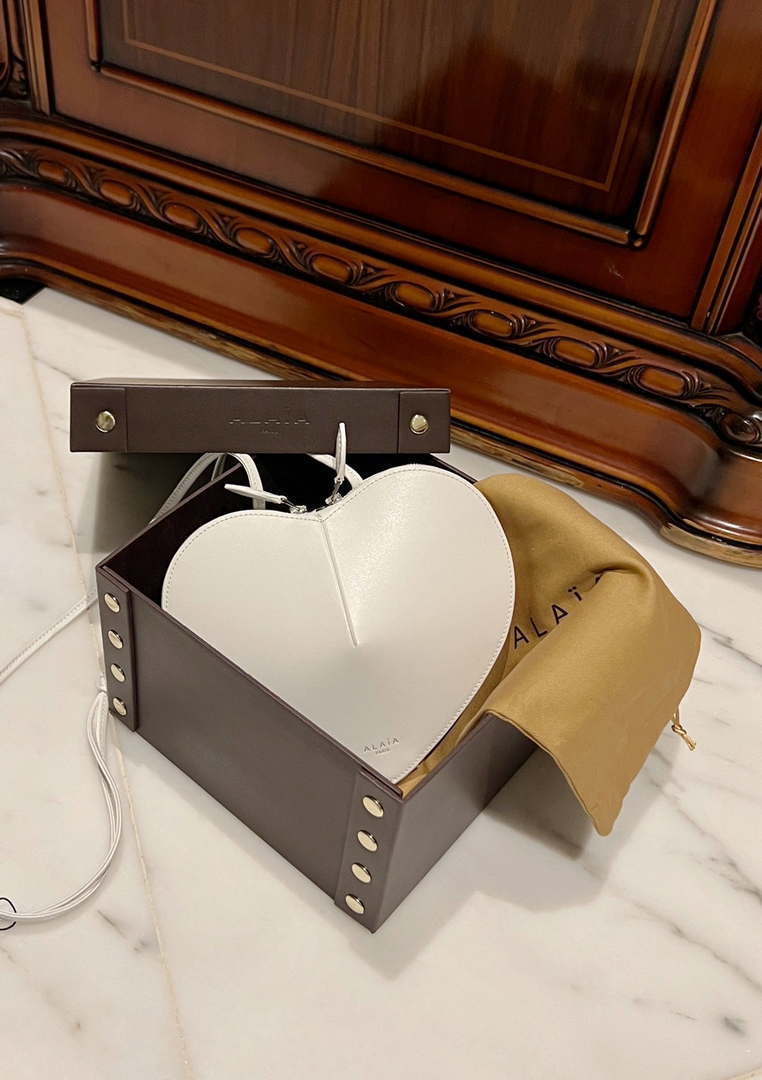 Alaia AA1P003C0Y75 LE Coeur Bag In Calfskin White