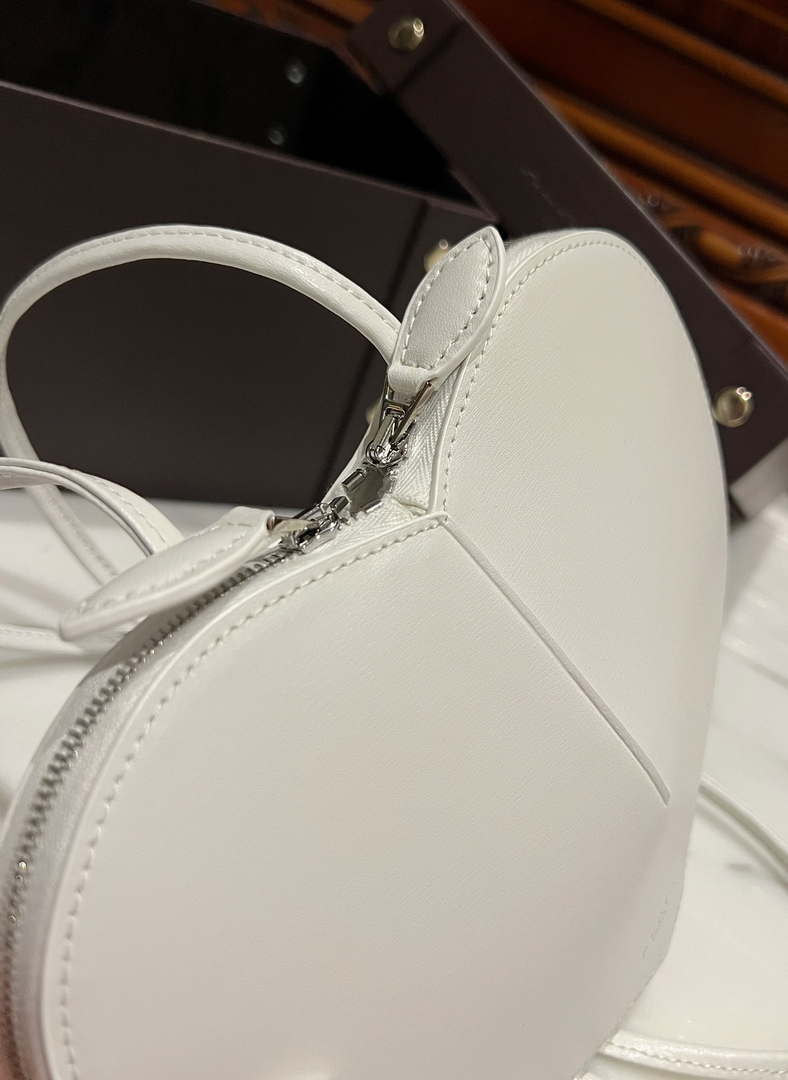 Alaia AA1P003C0Y75 LE Coeur Bag In Calfskin White