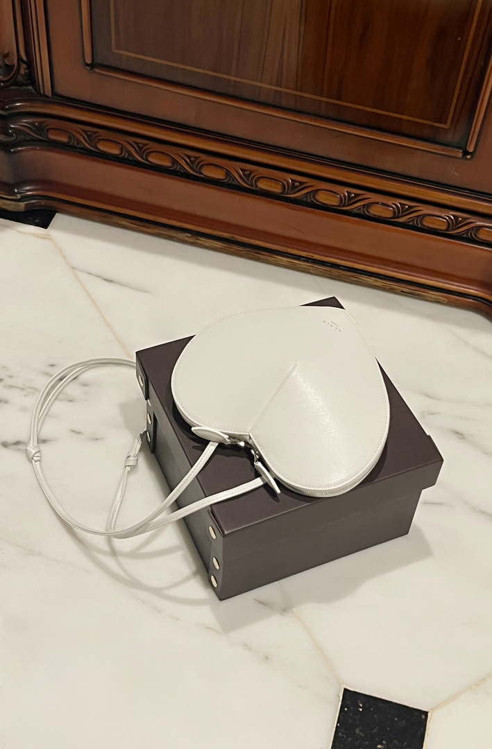 Alaia AA1P003C0Y75 LE Coeur Bag In Calfskin White