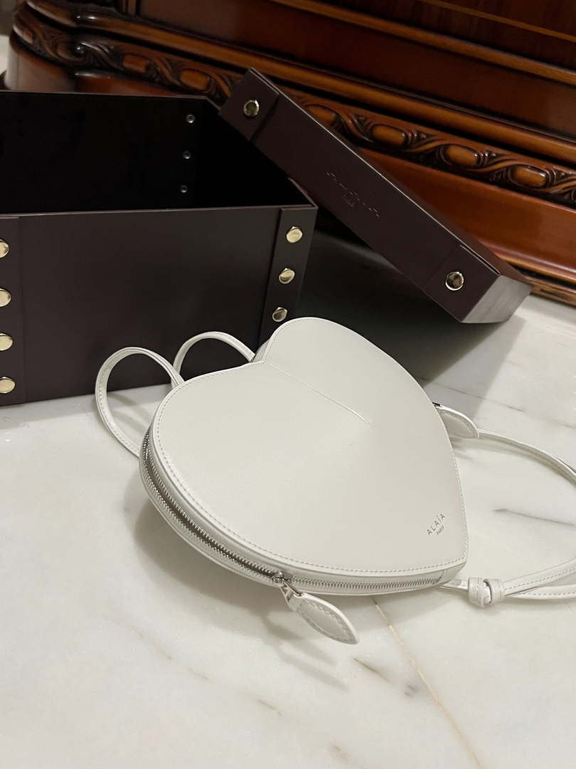 Alaia AA1P003C0Y75 LE Coeur Bag In Calfskin White