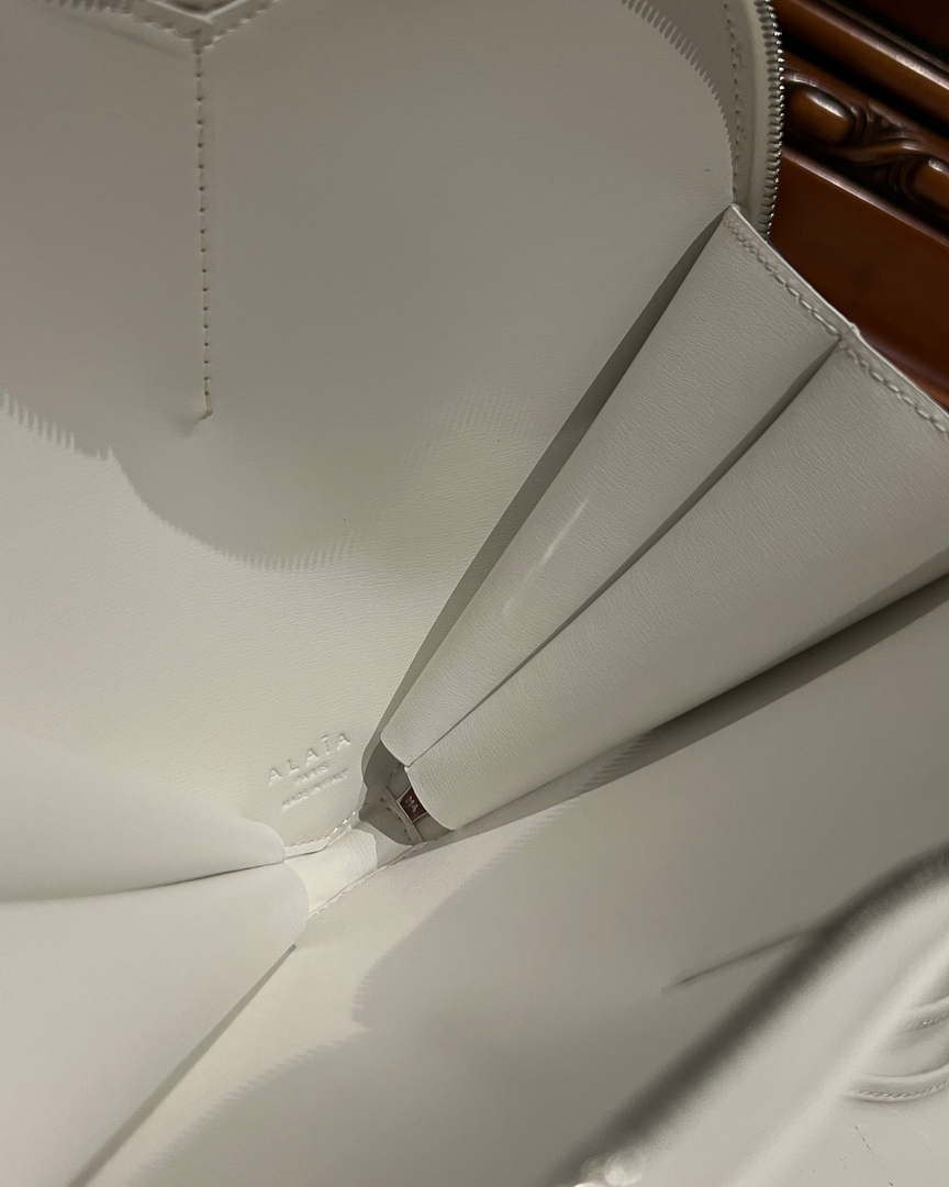 Alaia AA1P003C0Y75 LE Coeur Bag In Calfskin White