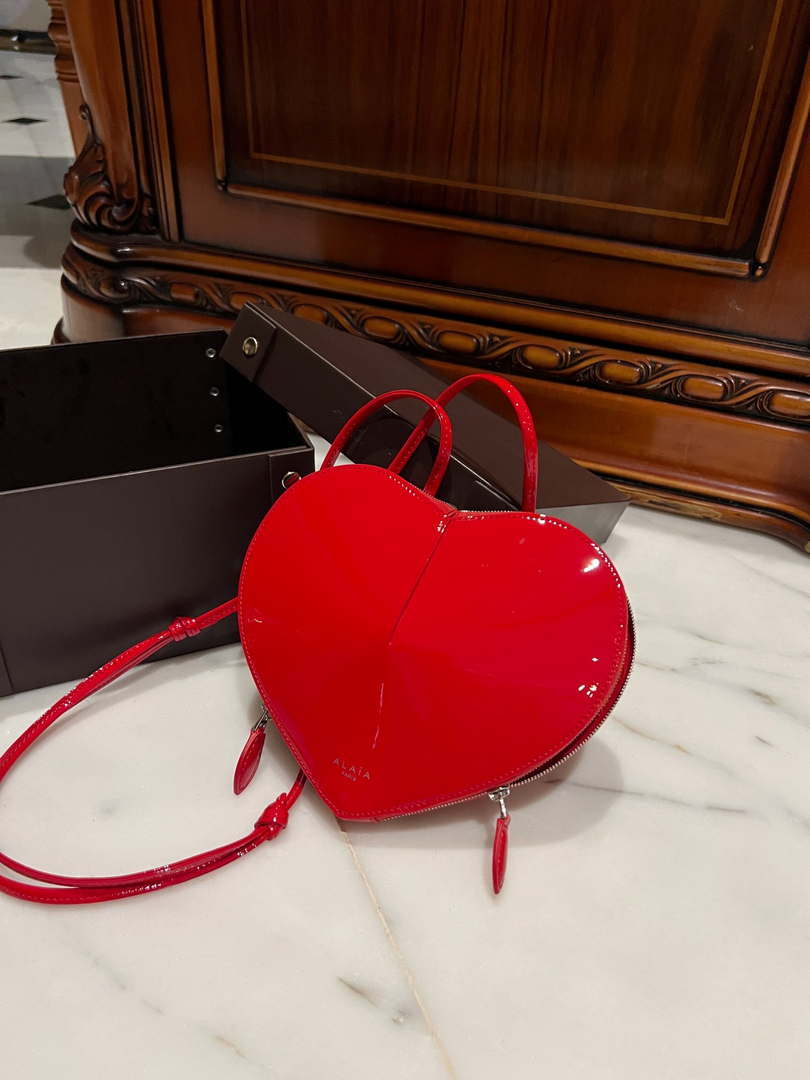 Alaia AA1P003C0Y75 LE Coeur Bag In Patent leather Red