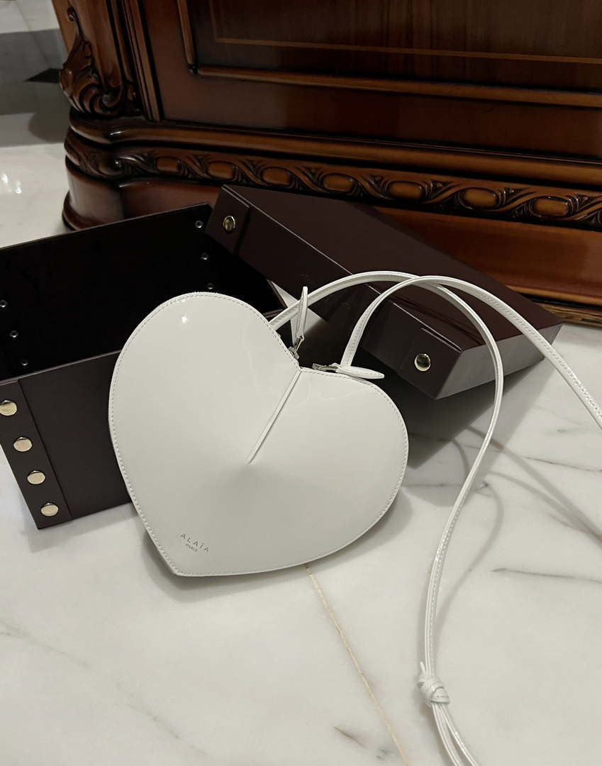 Alaia AA1P003C0Y75 LE Coeur Bag In Patent leather White