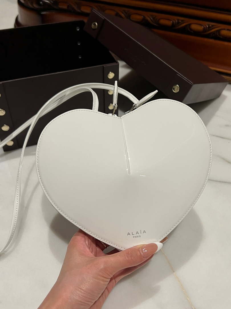 Alaia AA1P003C0Y75 LE Coeur Bag In Patent leather White