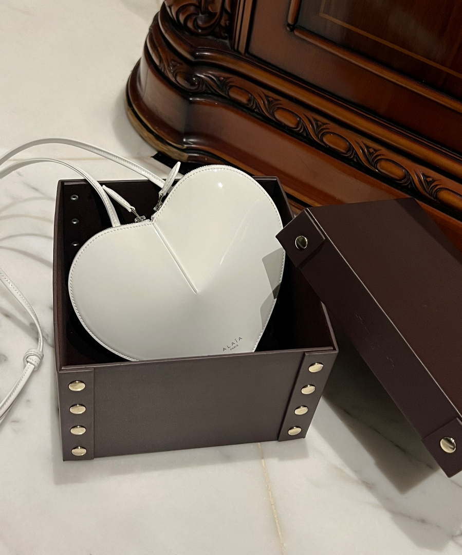 Alaia AA1P003C0Y75 LE Coeur Bag In Patent leather White