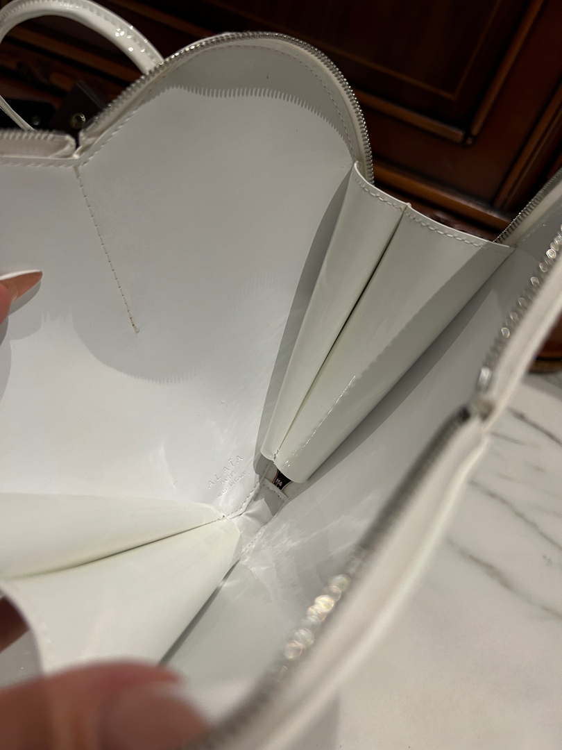 Alaia AA1P003C0Y75 LE Coeur Bag In Patent leather White