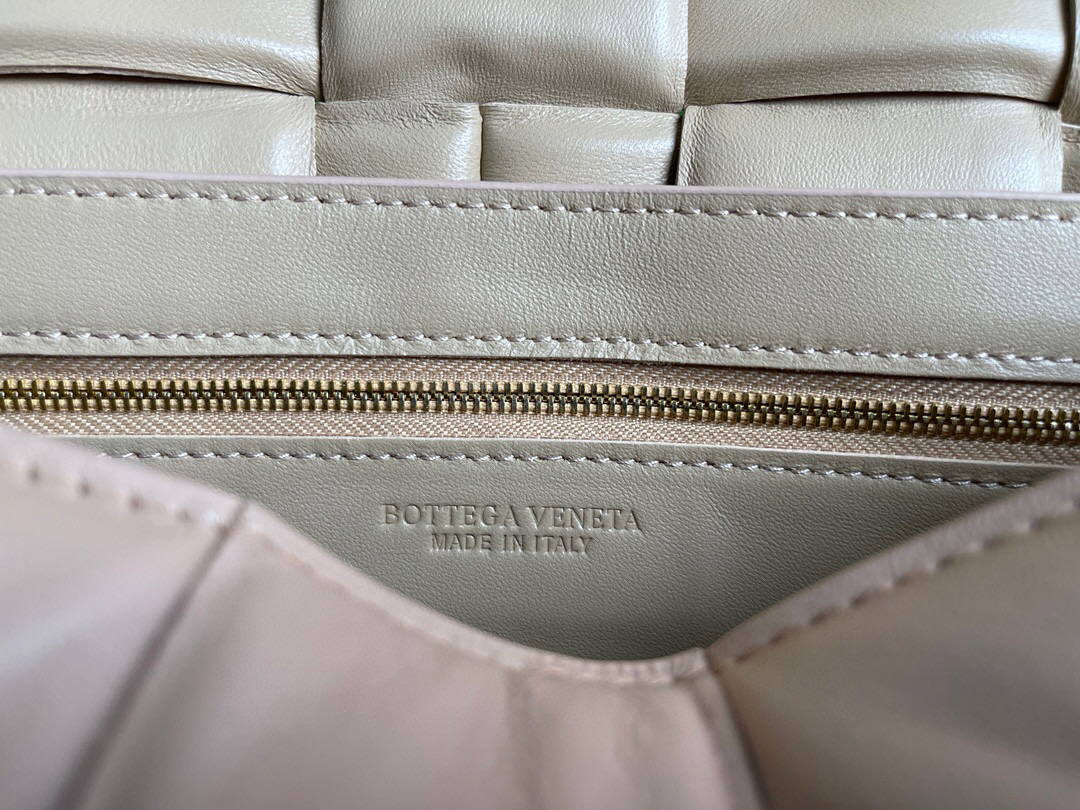 Bottega Veneta BV 20206 Chain Cassette 631421 Light Pink Gold