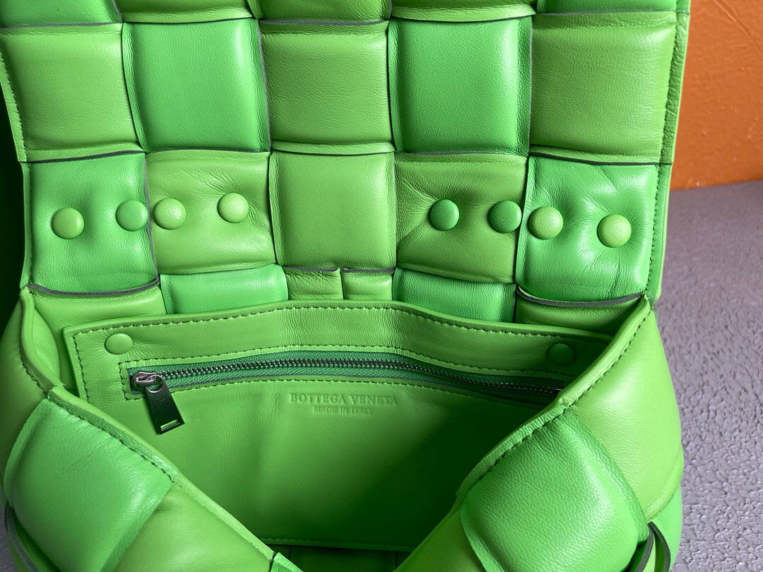 Bottega Veneta BV 20206 Chain Cassette 631421 Grass green Silver - Default Title - View 8