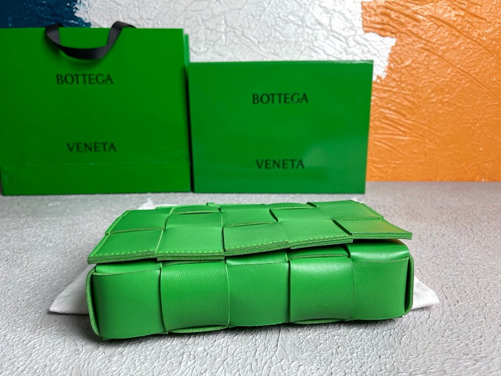 Bottega Veneta BV 578004 Cassette  Cross-body Bag 58890 Green