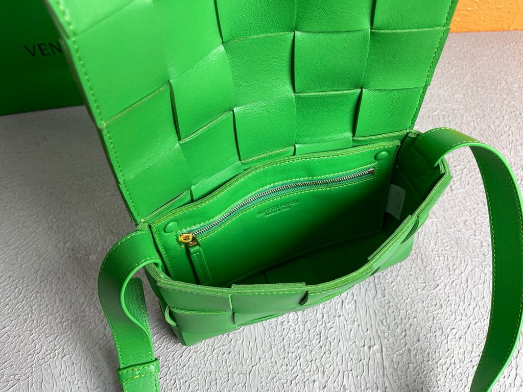 Bottega Veneta BV 578004 Cassette  Cross-body Bag 58890 Green