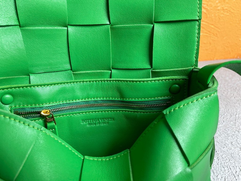 Bottega Veneta BV 578004 Cassette  Cross-body Bag 58890 Green