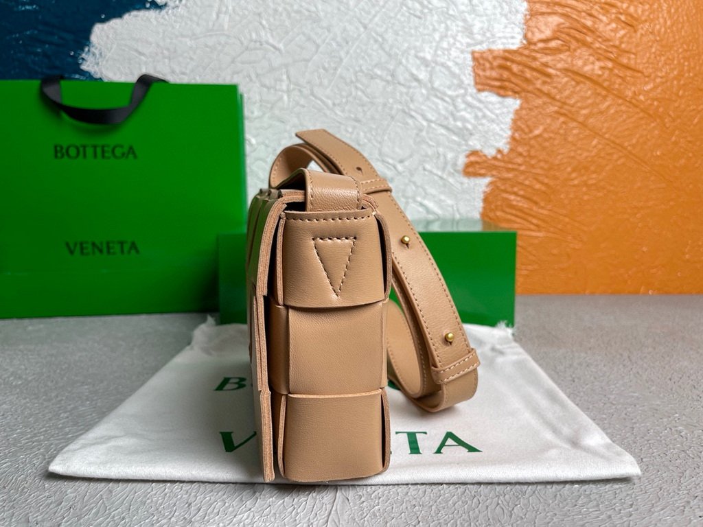 Bottega Veneta BV 578004 Cassette  Cross-body Bag 58890 Nude
