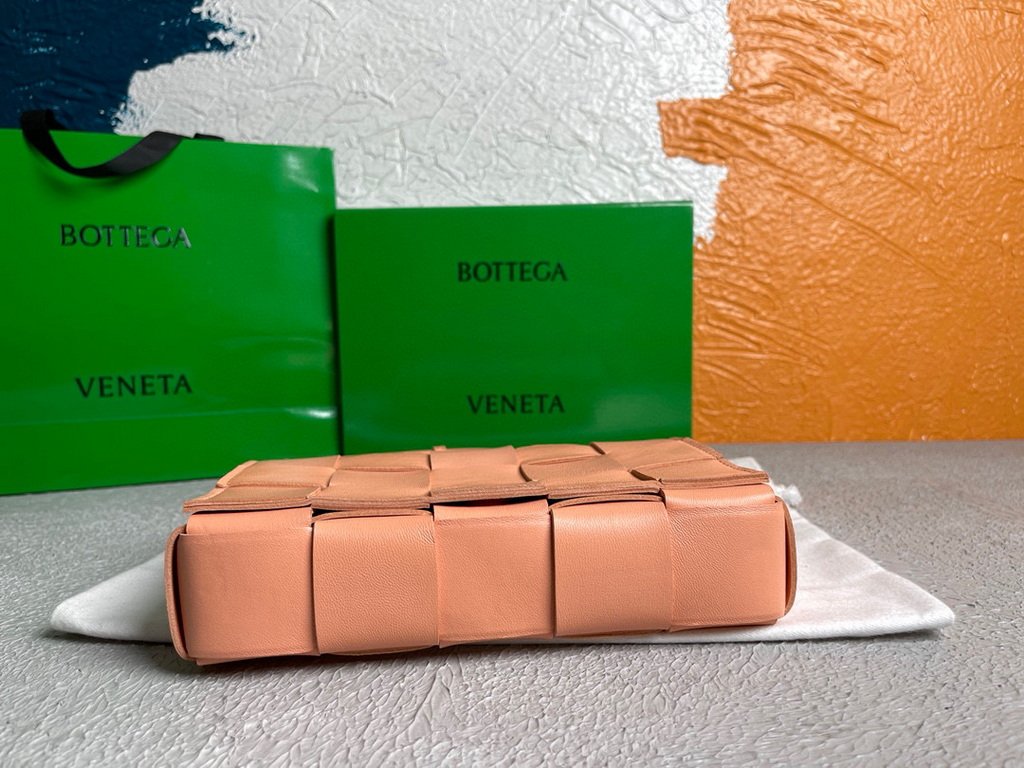 Bottega Veneta BV 578004 Cassette  Cross-body Bag 58890 Pink