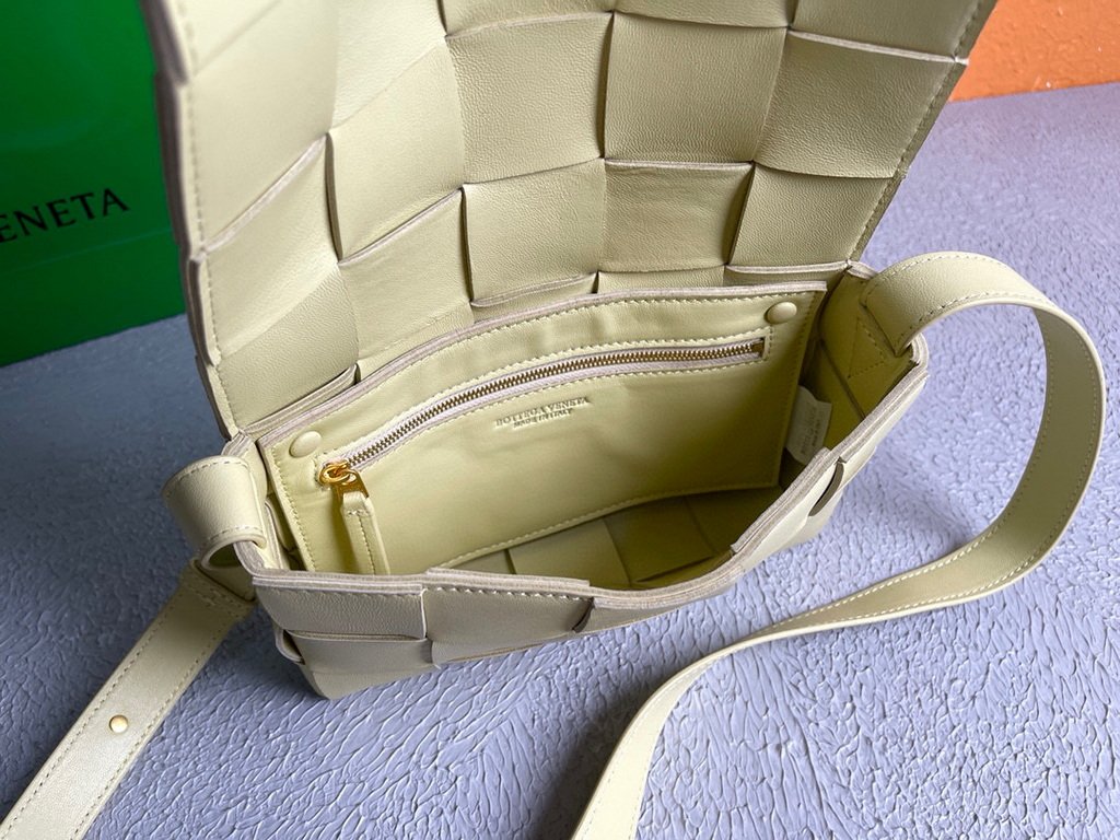 Bottega Veneta BV 578004 Cassette  Cross-body Bag 58890 Apricot