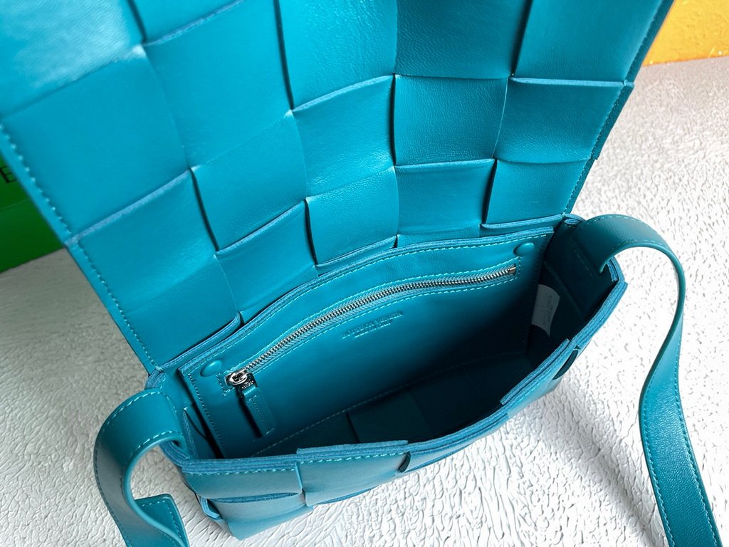 Bottega Veneta BV 578004 Cassette  Cross-body Bag 58890 Dark Blue