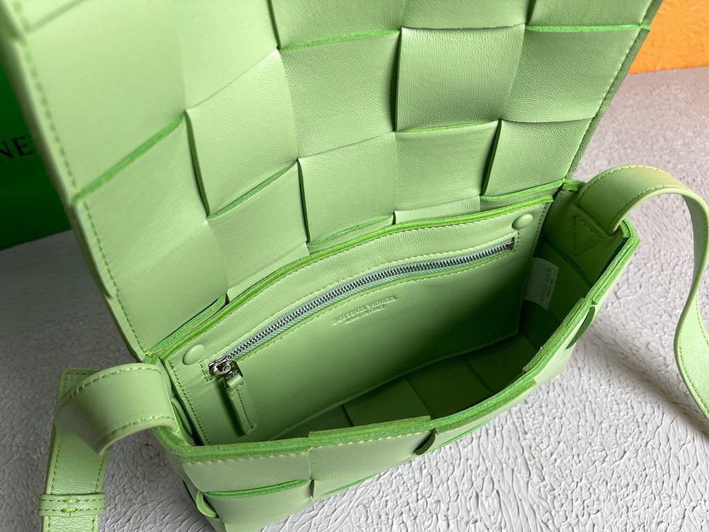 Bottega Veneta BV 578004 Cassette  Cross-body Bag 58890 Light Green
