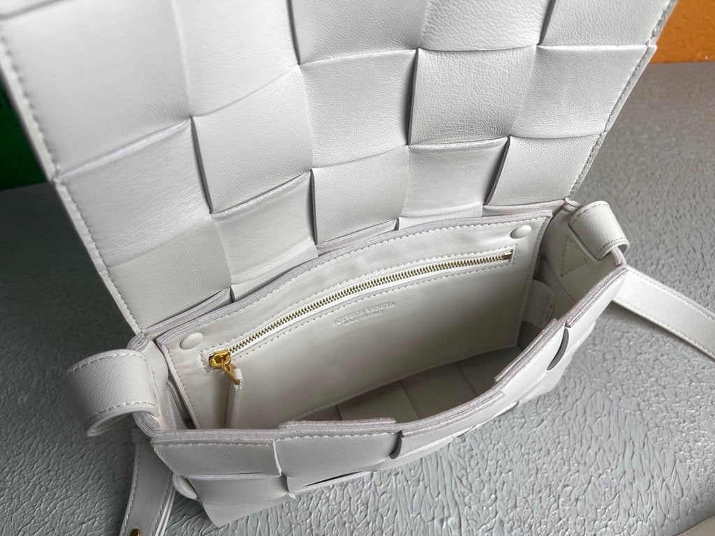 Bottega Veneta BV 578004 Cassette  Cross-body Bag 58890 White
