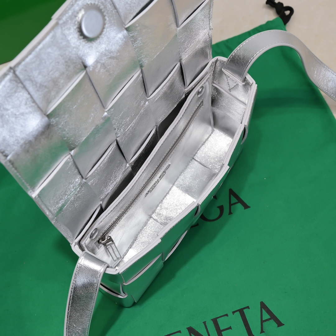 Bottega Veneta BV 578004 Cassette Cross-body bag soft lambskin leather Silver