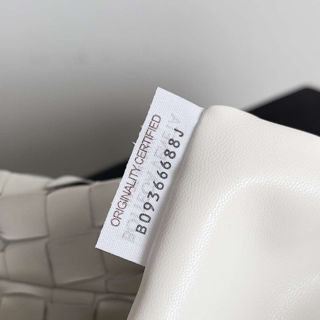 Bottega Veneta BV 600263 Medium Jodie Bag White