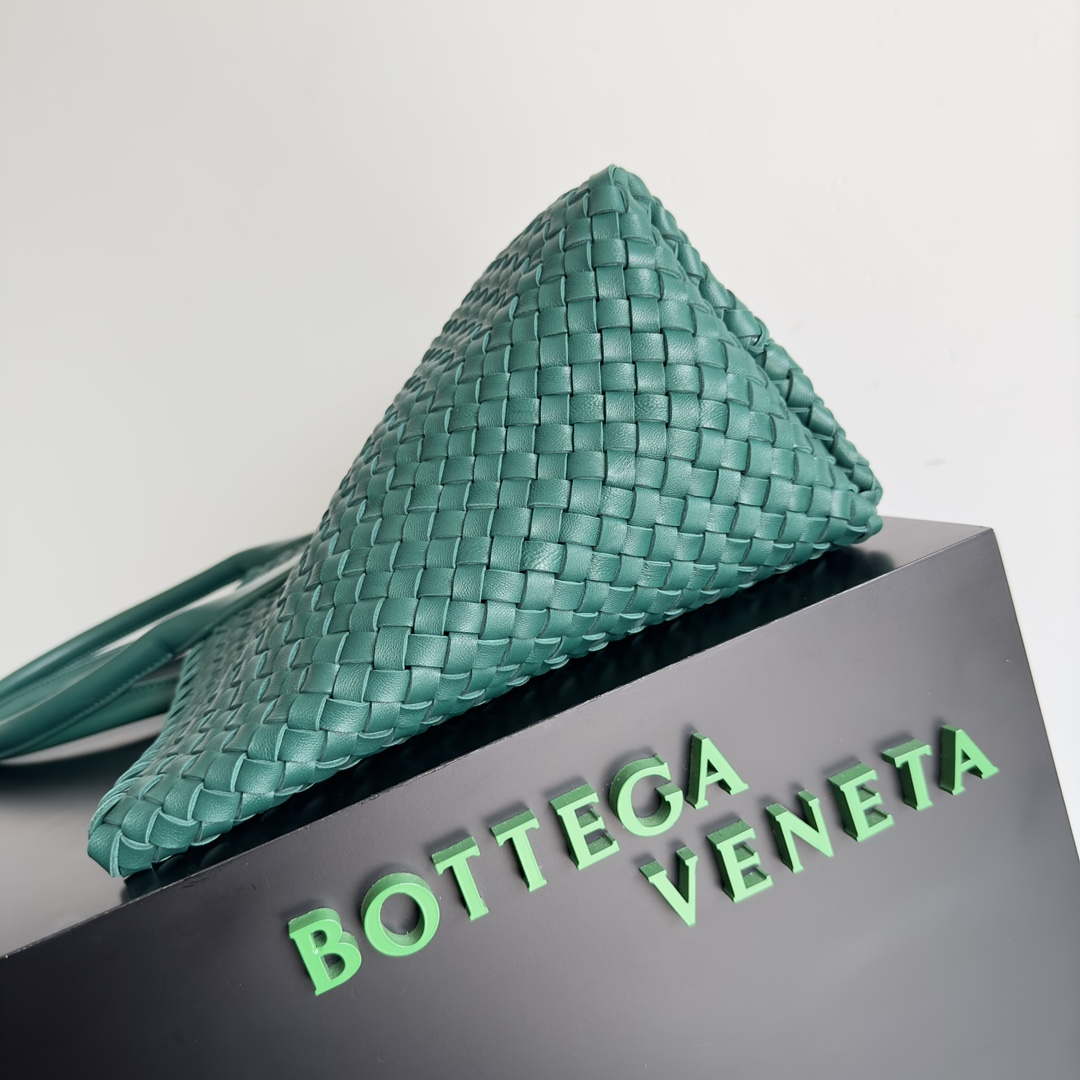 Bottega Veneta BV 608811 Large Cabat Bag Bv0026