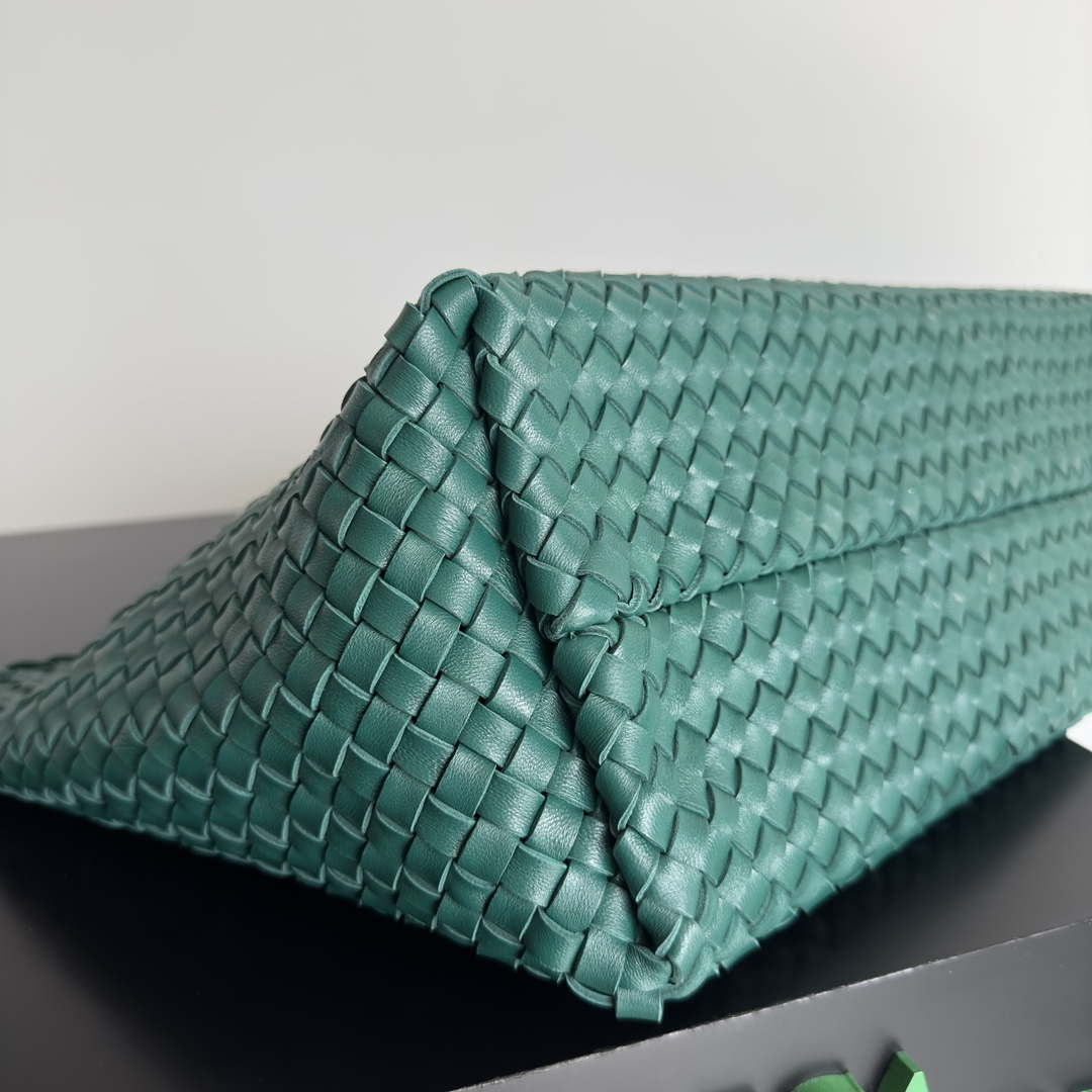 Bottega Veneta BV 608811 Large Cabat Bag Bv0026