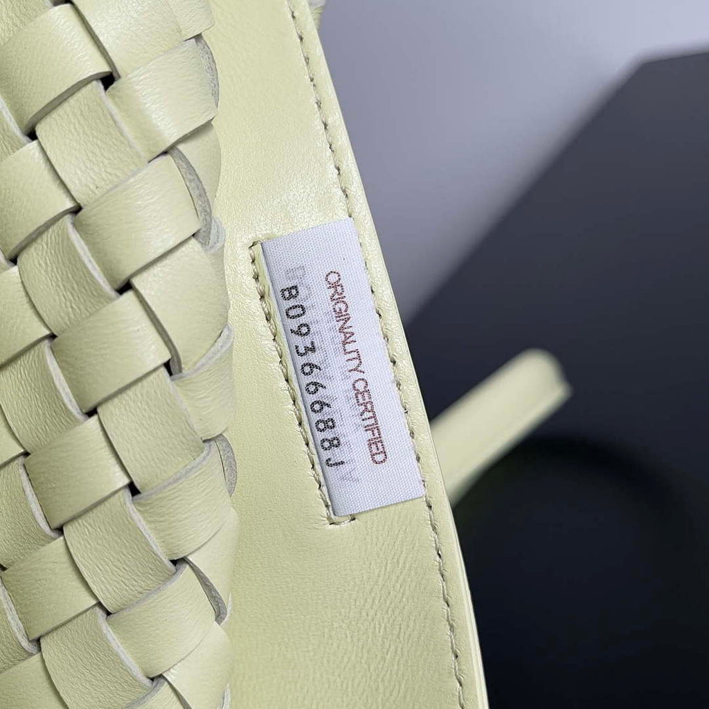 Bottega Veneta BV 608811 Large Cabat Bag Bv0030
