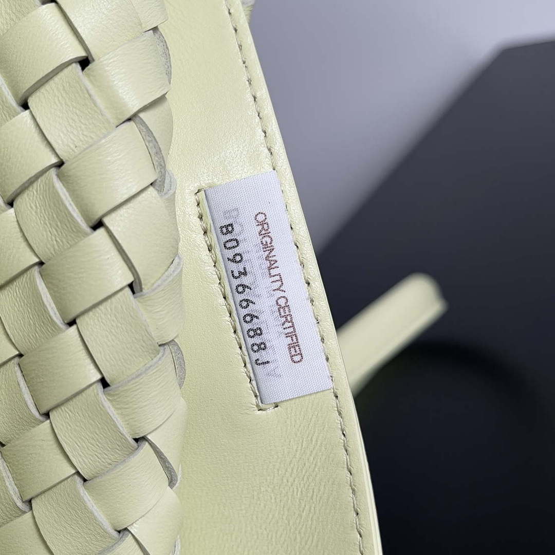 Bottega Veneta BV 608811 Large Cabat Bag Bv0030