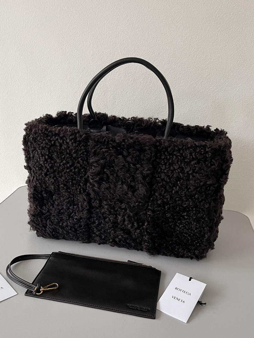 Bottega Veneta BV 652867 Arco Tote Intreccio shearling Black