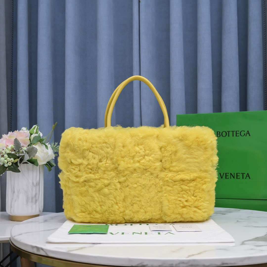 Bottega Veneta BV 652867 Arco Tote Intreccio shearling Yellow - Default Title - View 1