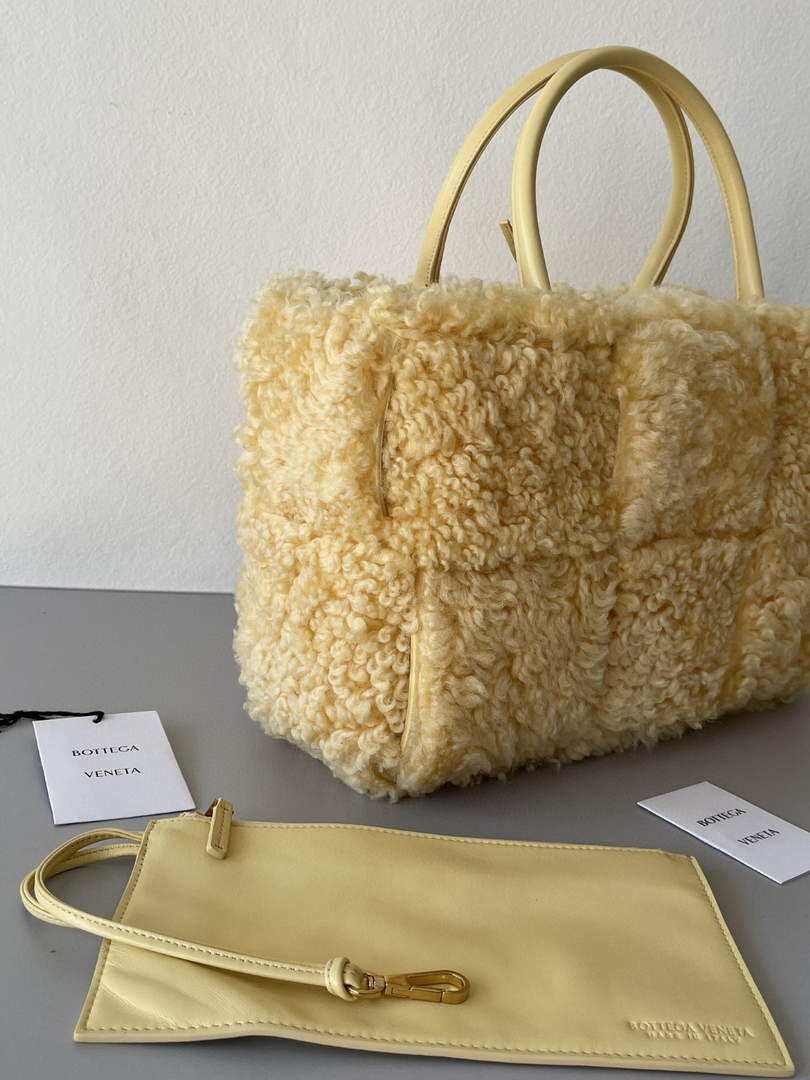 Bottega Veneta BV 652867 Arco Tote Intreccio shearling Light Yellow