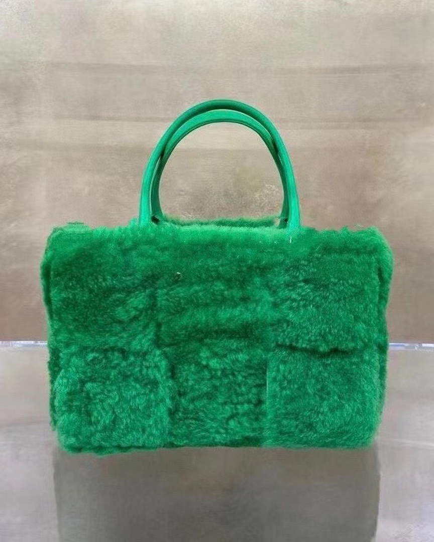Bottega Veneta BV 652867 Arco Tote Intreccio shearling Green