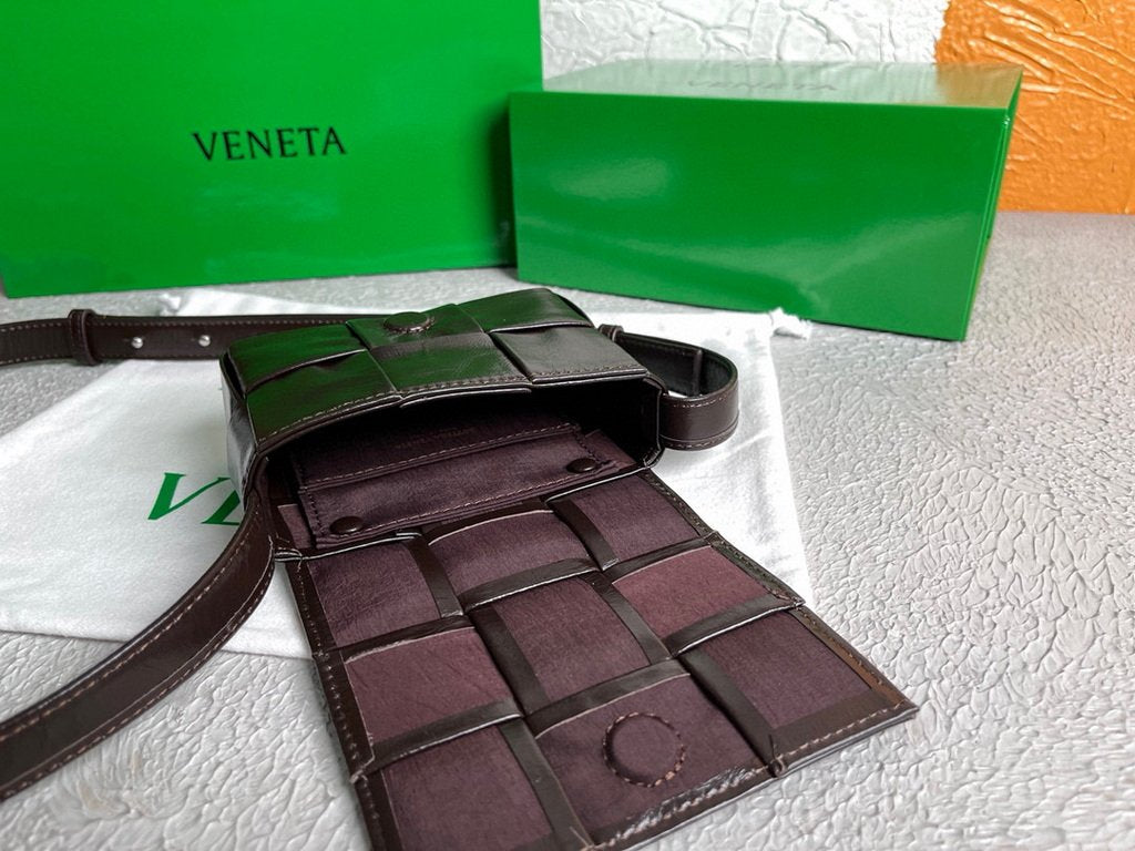 Bottega Veneta BV 666688 Cassette Shoulder Bag 33993 Dark Brown