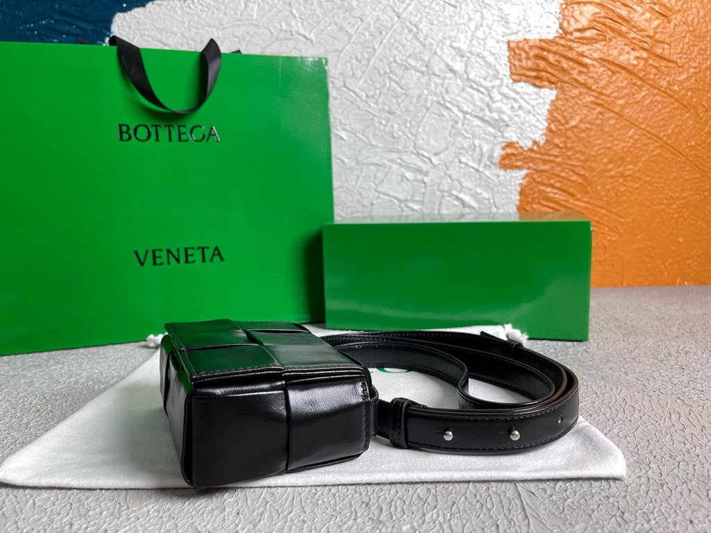 Bottega Veneta BV 666688 Cassette Shoulder Bag 33993 Black