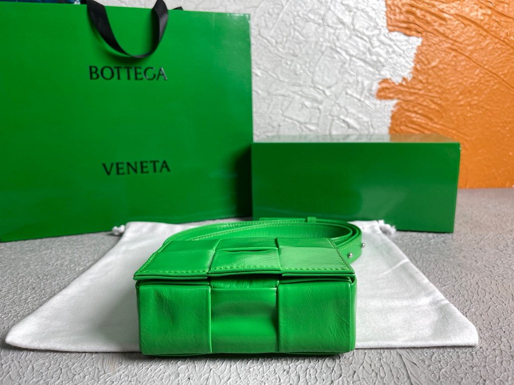 Bottega Veneta BV 666688 Cassette Shoulder Bag 33993 Green